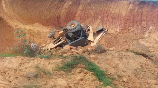 OPERADOR DE RETROESCAVADEIRA SAI ILESO APÓS TOMBAMENTO NA ZONA RURAL DE BOM CONSELHO