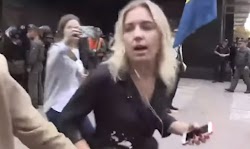  Η Ουκρανή δημοσιογράφος δέχτηκε στην αρχή αυγά και μετά σφαλιάρες από πολίτες που βρισκόταν έξω από δικαστήριο στην Ρωσία, την στιγμή που μ...