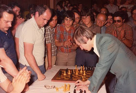 Karpov firmando la partida jugada contra Leandre