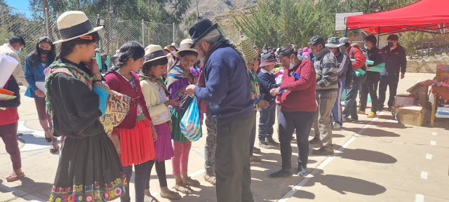 Glücklich und dankbar nahmen die Kinder der Educational Unit von Marcoma das Schulmaterial entgegen. Potosí - Bolivien. Los niños de Marcoma,  Percka, Ancocala, Quruñi, Yareta Ckasa, y Carretas. Les agradece a todos los donantes y bendiciones!