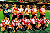 ATHLETIC CLUB DE BILBAO - Bilbao, España - Temporada 1993-94 - Valencia, Escurza, Garitano, Urrutia, Tabuenka, Andrinúa; Julen Guerrero, Valverde, Ziganda, Larrazábal e Íñigo Larrainzar - F. C. BARCELONA 2 (Stoichkov, Bakero), ATHLETIC CLUB DE BILBAO 3 (Valverde, Ziganda, Julen Guerrero) - 06/02/1994 - Liga de 1ª División, jornada 22 - Barcelona, Nou Camp - 5º clasificado en la Liga, con Jupp Heynckes de entrenador