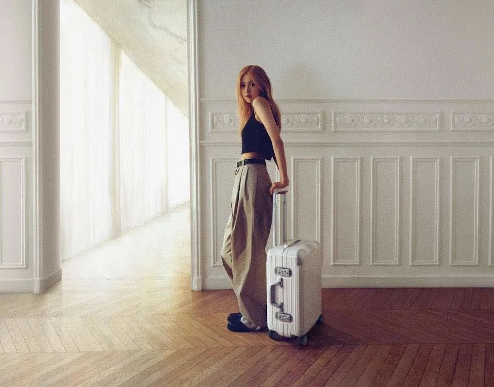 RIMOWA announced in their presentation of Rosé that the idol was getting ready to move to Paris!