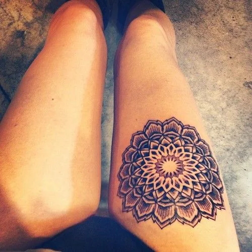 tatuaje en la pierna de un mandala
