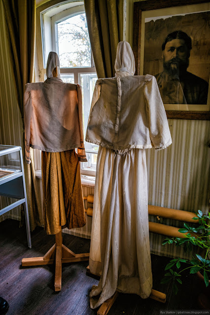 Старая одежда висит на вешалках в музее