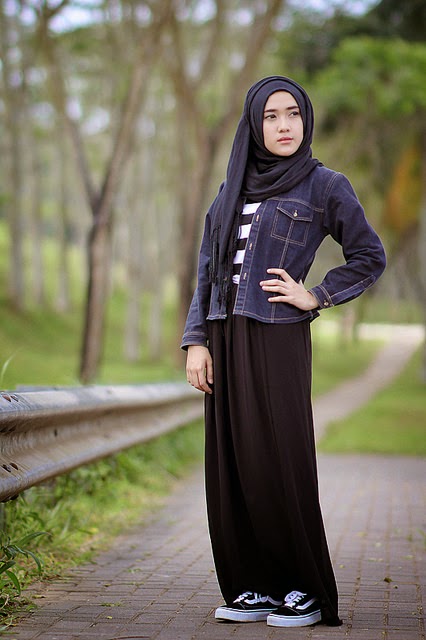 Dyana with jacket levis Hijab Style