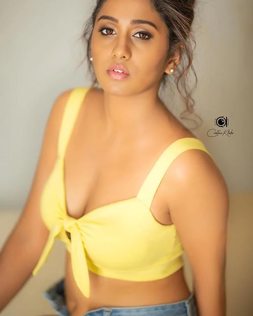 Dakkshi Guttikonda cleavage hot photos