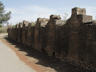 VILAFRANCA DEL PENEDÈS AL REIAL MONESTIR DE SANTA MARIA DE SANTES CREUS PERE EL GRAN - Seguint la ruta del seu enterrament pel Camí Ral, murs exteriors del Monestir de Santes Creus