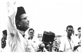 Tunku Abdul Rahman mengisytiharkan tarikh kemerdekaan Malaya di Padang Pahlawan, Bandar Hilir, Melaka