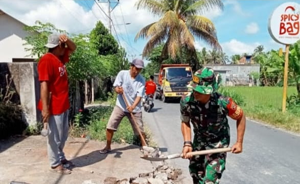 Babinsa Kodim 1615/Lotim Gotong Royong Bersama Masyarakat Buka Jalan