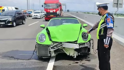 Kecelakaan di Tol Porong, Porsche Tabrak Minibus, 2 Orang Luka