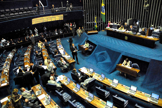 O projeto estabelece também como “ato de terrorismo por extremismo político”, quando o atentado for contra instituições democráticas. O texto especifica ainda os atos que podem ser caracterizados como terroristas, entre eles interromper serviços de comunicações, sequestrar aviões, provocar explosões propositais ou o uso de gás tóxico e material radiológico em prédios e locais com grande aglomeração de pessoas.

As penas podem ser agravadas por diversos motivos, entre eles se o ato causou morte, contou com auxílio de governo estrangeiro ou organização internacional criminosa. A pena pode chegar a 30 anos de prisão.

Houve muito debate no plenário porque vários senadores demonstraram preocupação que movimentos sociais e mobilizações reivindicatórias em geral possam vir a ser caracterizados como extremismo político e seu atos tipificados como terroristas. “Esse projeto vulnerabiliza a luta social em nosso país”, disse o senador Randolfe Rodrigues (PSOL-AP).