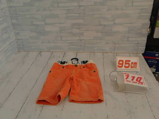中古品　子供服　９５ｃｍ　オレンジカラー　ハーフパンツ　１１０円
