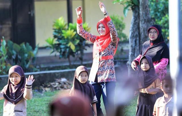 Inilah 5 Keistimewaan Wanita Yang Berprofesi Guru, Segala Hal Dia Bisa