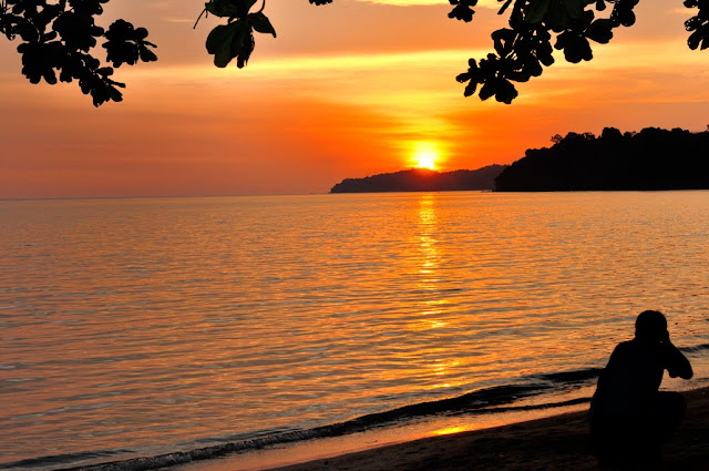 https://blogger.googleusercontent.com/img/b/R29vZ2xl/AVvXsEjijmVMpEfpIwGfq1LMadNCJTanHlin7g69oJ0mcZsJizxbyki3qLSPfCX9gILNSGwjVG8c8bdMbLuiAafiAcLPwc9ICwQpuEIURZOxHHvMLU5nqmwUMIhP9C-YlrKj-TUqW4TfqVF8LcLI/s640/Sunset+at+Penang+Teluk+Gombar+Beach.jpg