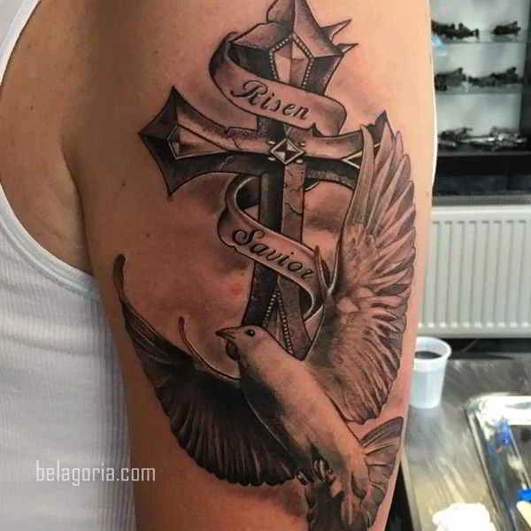 Vemos a una chica con tatuaje espiritual y lleno de significado