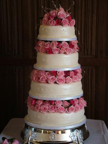Pink wedding cake is a luxurious addition to the special day