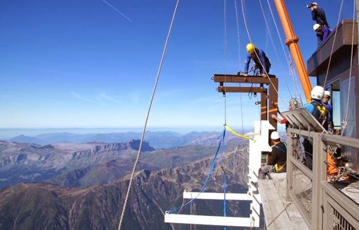 New Glass Room in French Alps Offers Amazingly Scary View