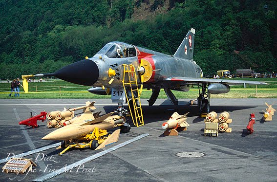 J-2317 mit Waffenausstellung im static display auf dem Militärflugplatz Alpnach