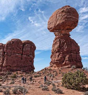 10 Batu Anti-Gravitasi Paling Terkenal di Dunia: Balancing Rock - Utah