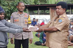 Kasat Binmas Tolikara Dampingi Dinsos Salurkan BSA Bagi Warga Distrik Air Garam