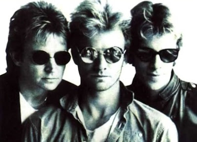 Foto de The Police posando con lentes