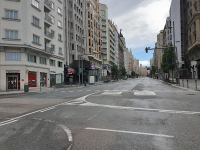 La Gran Vía de Madrid triste sin nadie por el coronavirus