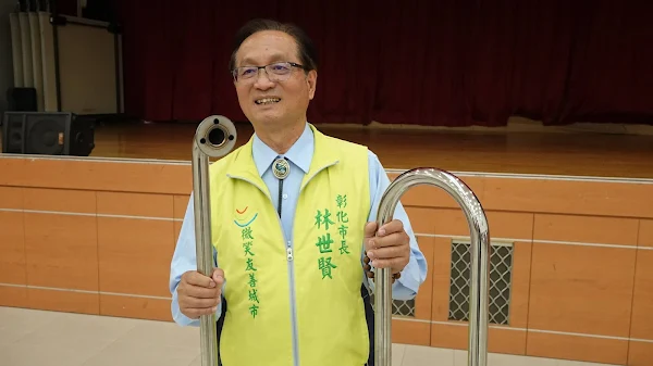 ▲各式各樣扶手對年長者安全很重要。（記者林明佑攝）