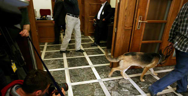 Ασυγκράτητο το λαγωνικό, έκανε τη... δουλειά του...έξω από την είσοδο του υπουργικού!...