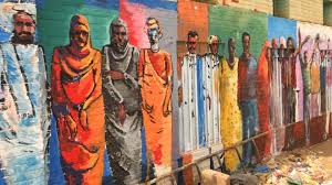 شباب يرسمون جدارية الثورة في السودان
