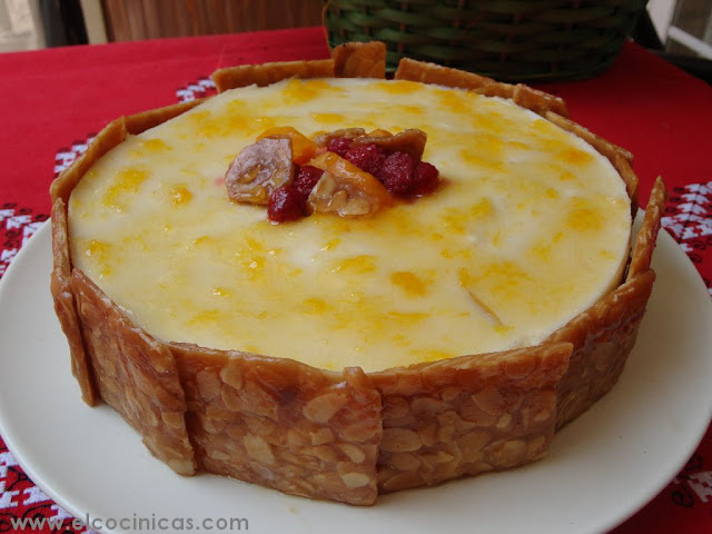 Tarta de crema de miel y daquoisse de almendras. Tarta nido de abejas