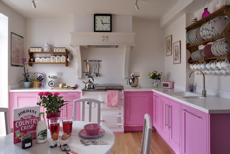 RumahKu SyurgaKu Dekorasi  Kabinet Dapur  Berwarna Pink 
