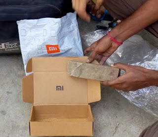 MI कंपनी के स्मार्टफोन का पैकेट खोला तो निकला ये      Online Fraud Customer received stone instead of MI smartphone 