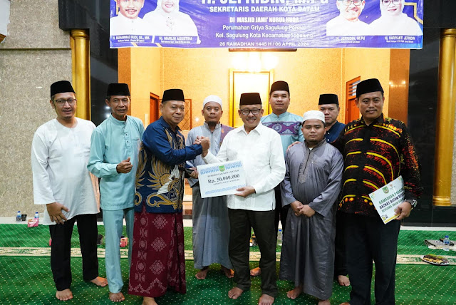 Safari Ramadan di Masjid Jami' Nurul Huda, Jefridin Serahkan Bantuan dari Pemko Batam Sebesar Rp 50 Juta