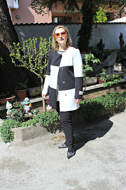 www.shein.com/White-Black-Long-Sleeve-Color-Block-Coat-p-233100-cat-1735.html?utm_source=paroleopereomissioni.blogspot.it&utm_medium=blogger&url_from=paroleopereomissioni