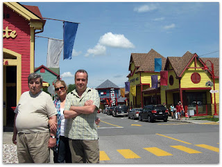 A mitad de camino paren en Saint-Saveur donde hay outlets de fábricas.