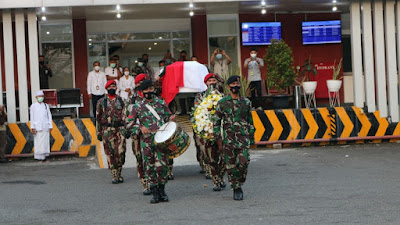 Danrem 052/Wkr Dampingi Panglima TNI Menyambut Jenazah Kabinda Papua Alm Mayjen TNI Anumerta I Gusti Putu Danny Nugraha Karya