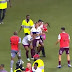 Vídeo: torcedor do Inter, com criança no colo, agride jogador rival