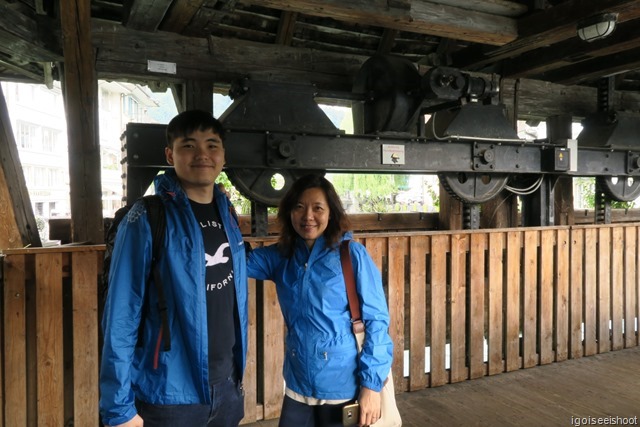 The mechanised gates used to control the water flow could be seen on Thun's wooden covered bridge "Untere Schleuse".