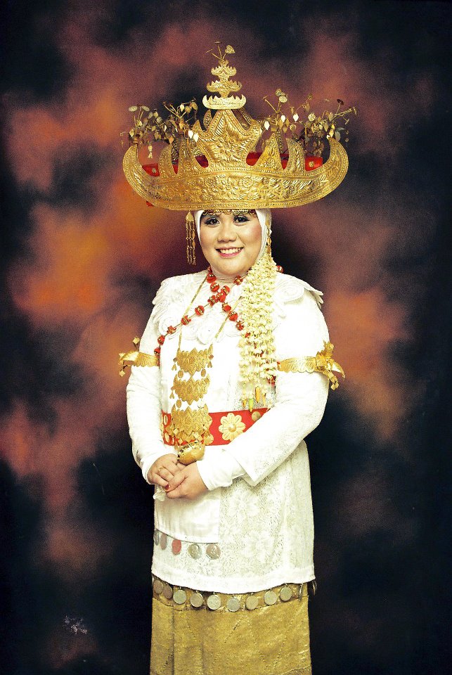 Tua Tradisionil Nusantara Busana pengantin adat Lampung 