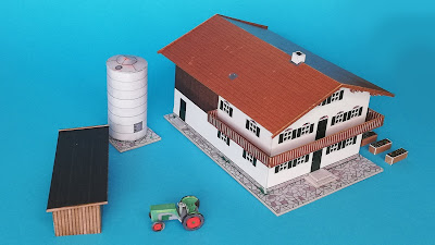 Kostenloses Kartonmodell eines alpinen Bauernhofes im Maßstab 1:220 (Spur Z) mit Schuppen, Silo, Traktor und Hochbeeten; Free Cardboard model of an Alpine farmhouse including shed, silo, tractor and raised beds, scale 1:220, Spur Z