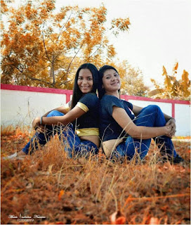 2 mujeres solteras de Huancayo sentadas de espalda