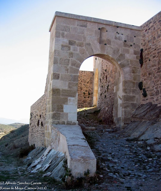 ruinas-moya-cuenca-arco-puerta-villa