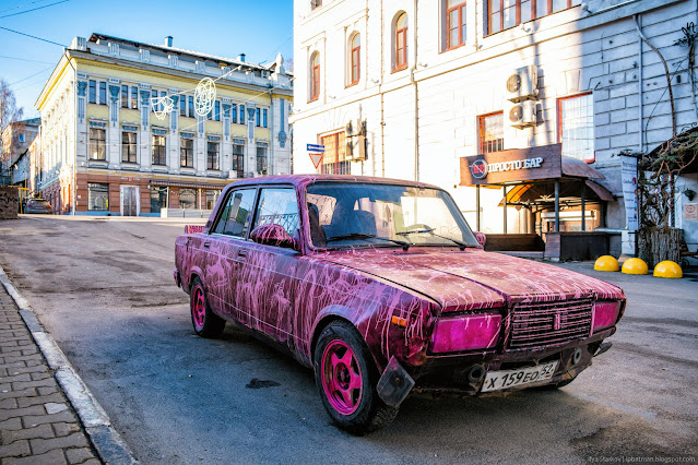 ВАЗ обрызган розовой краской