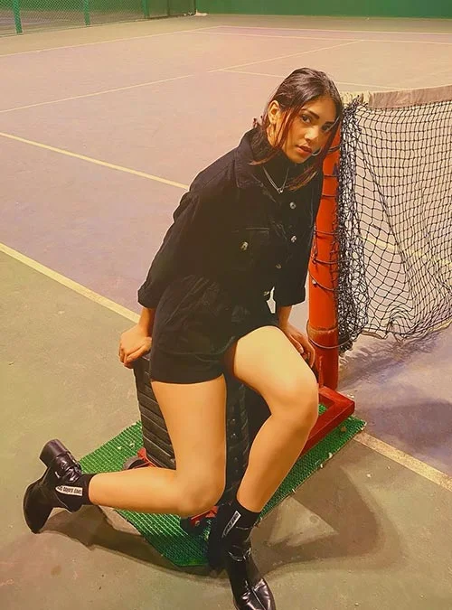 Yogita bihani sexy legs hot actress vikram vedha