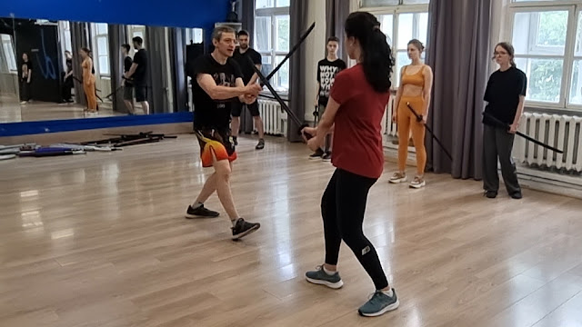 Удары японским мечом катана по рукам маэ котэ ко-гири в школе кендзюцу Katana Club