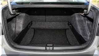 O para-choque traseiro do VW Virtus 2023 é igualmente resistente e funcional, com espaço suficiente para acomodar a placa e os sensores de estacionamento. Imagem: Para-choque traseiro do VW Virtus 2023.