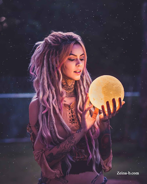 صورة بنت تحمل القمر فى يدها، صور خيال مميزة لتزين البروفايل، مميز جداً