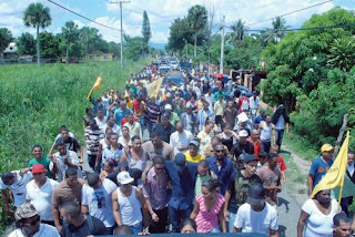 En medio de llanto y dolor, miles sepultan a José Lima