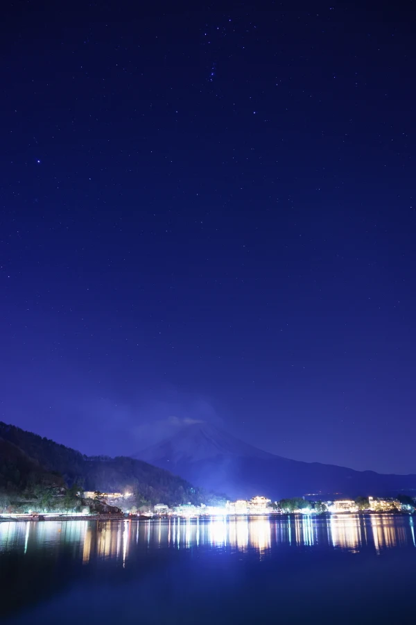 冬の澄んだ星空と富士山（河口湖）