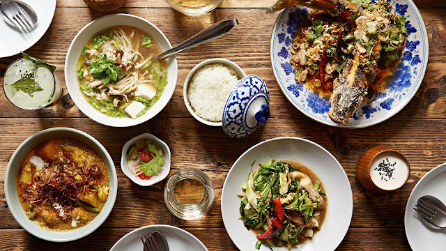 Khi cuốn sách Michelin Guide được ra mắt tại Thái Lan, nó đã tạo ra một làn sóng ẩm thực tại đây, tuy làn sóng này chưa lan tới Chiang Mai nhưng nơi đây sự đa dạng và sáng tạo luôn hiện hữu. Bên cạnh những món ăn truyền thống thì còn rất nhiều món ăn mới pha trộn giữa ẩm thực địa phương với ẩm thực nước ngoài. Bạn có thể tìm thấy điều này không chỉ tại các nhà hàng sang trọng mà cả từ những quán ăn đường phố.